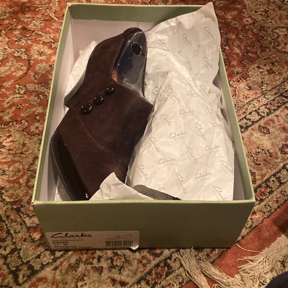 NWT Clarks artisan diamond trust booties in brown suede w-active air tech - Picture 6 of 9
